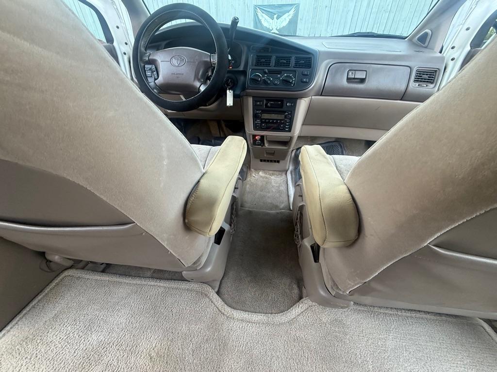 Toyota Sienna XLE 4-Door 2000