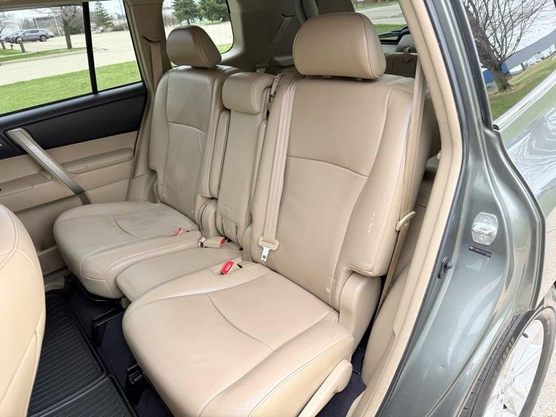 Toyota Highlander Base 4WD 2012