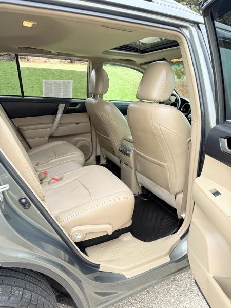 Toyota Highlander Base 4WD 2012