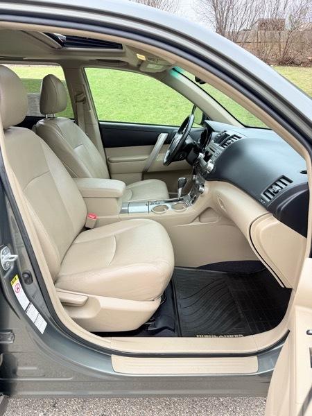 Toyota Highlander Base 4WD 2012