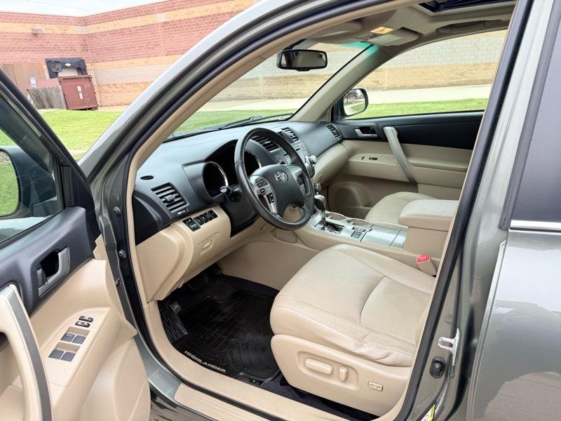 Toyota Highlander Base 4WD 2012