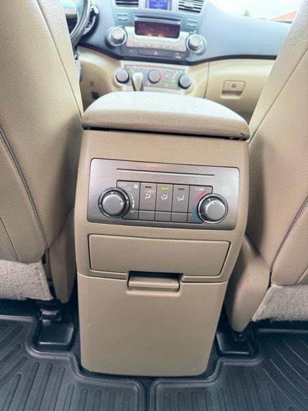 Toyota Highlander Base 4WD 2012