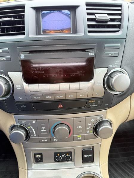 Toyota Highlander Base 4WD 2012