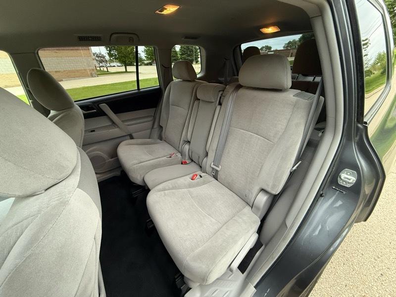 Toyota Highlander Base 4WD 2011