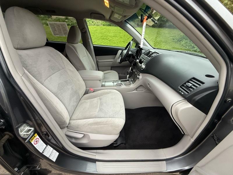 Toyota Highlander Base 4WD 2011