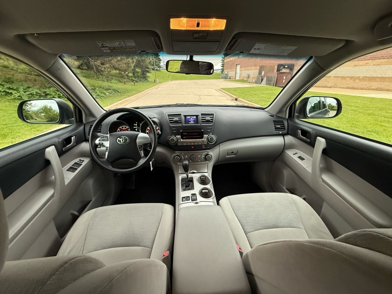 Toyota Highlander Base 4WD 2011