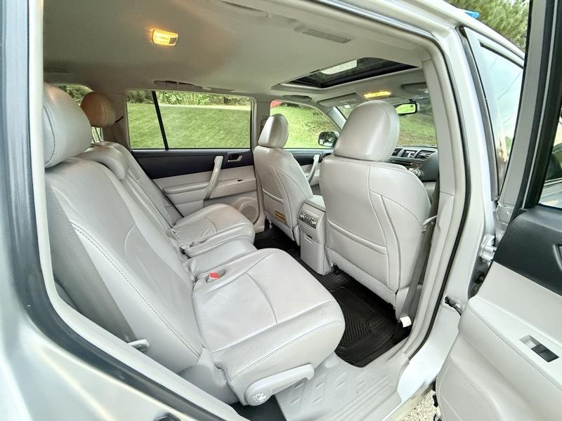 Toyota Highlander Base 4WD 2011