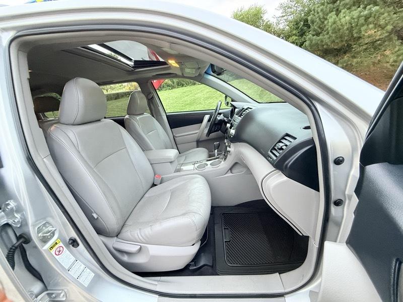 Toyota Highlander Base 4WD 2011