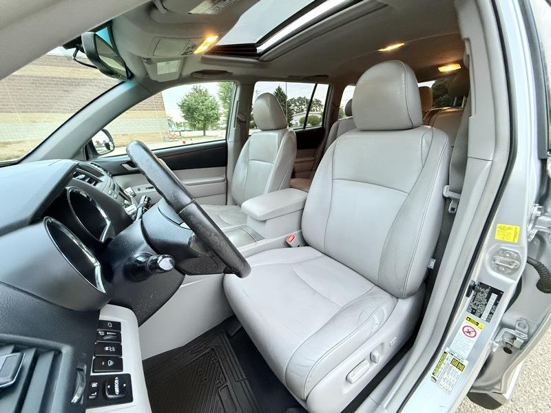 Toyota Highlander Base 4WD 2011