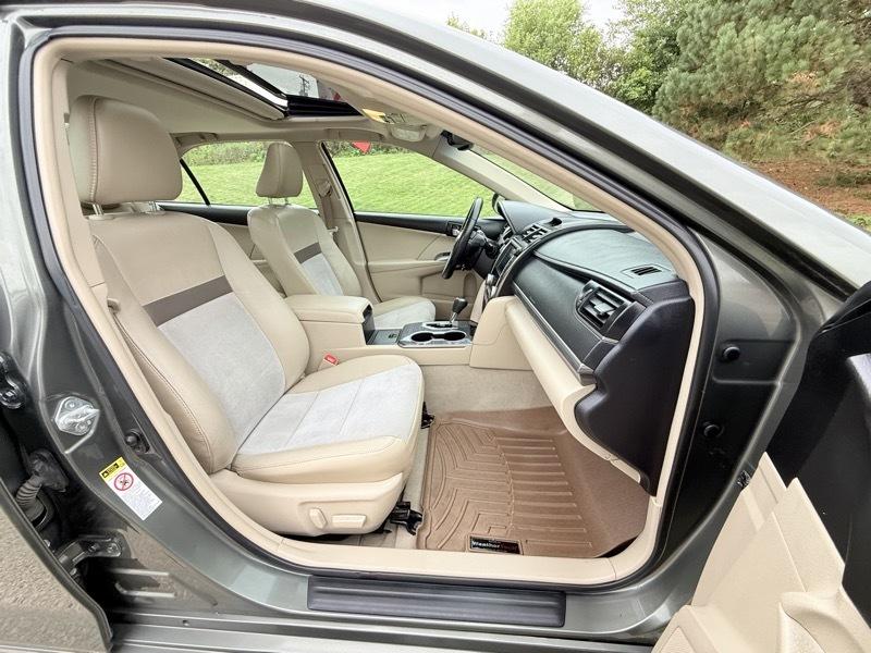 Toyota Camry Hybrid XLE 2012