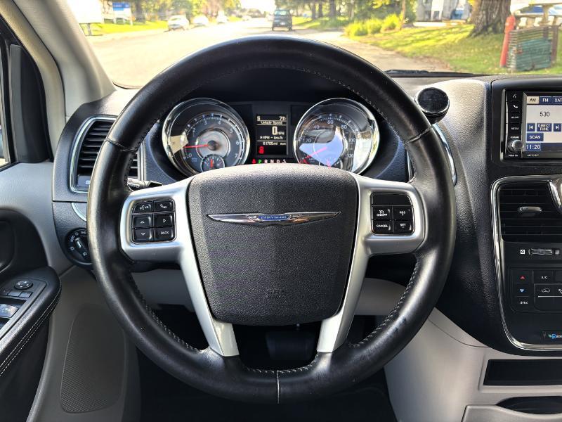 Chrysler Town & Country Touring 2012