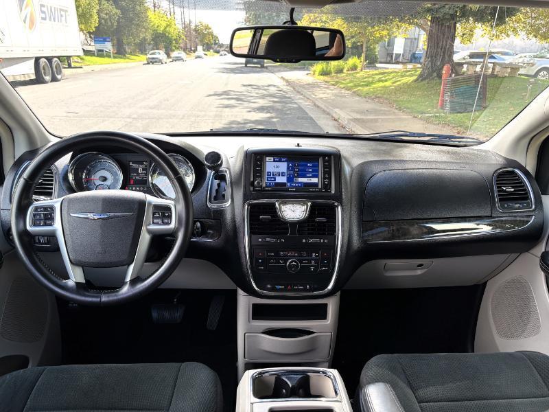 Chrysler Town & Country Touring 2012
