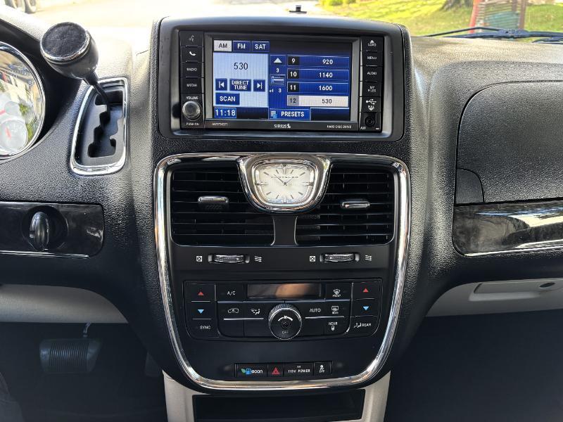 Chrysler Town & Country Touring 2012