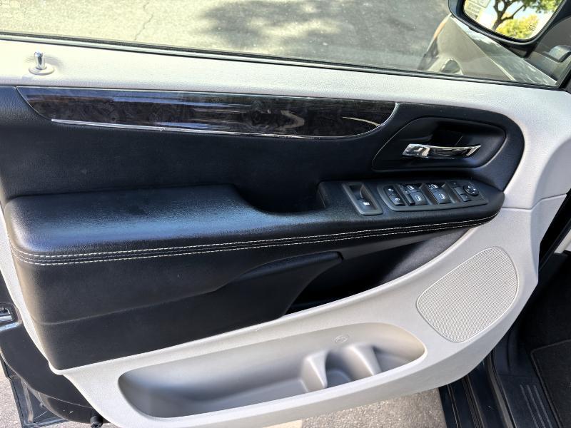 Chrysler Town & Country Touring 2012