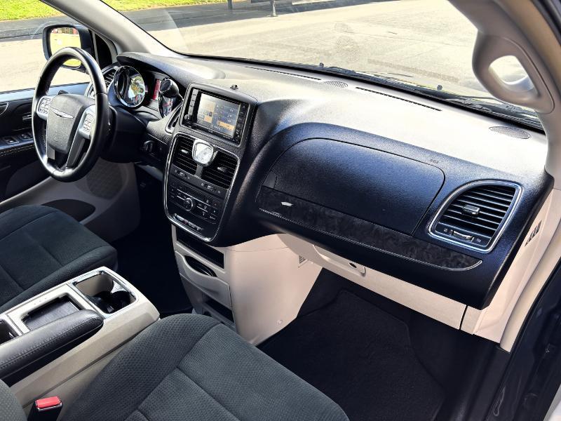 Chrysler Town & Country Touring 2012