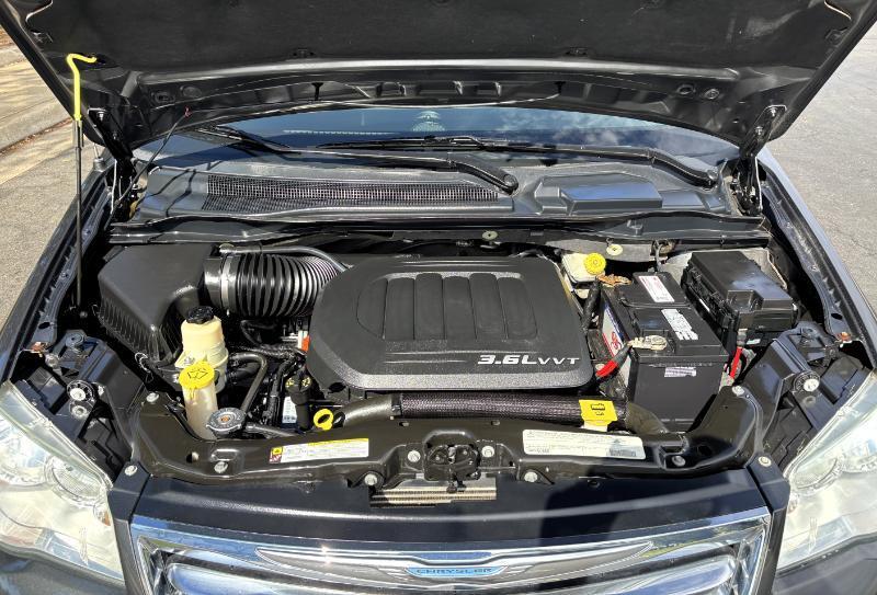 Chrysler Town & Country Touring 2012
