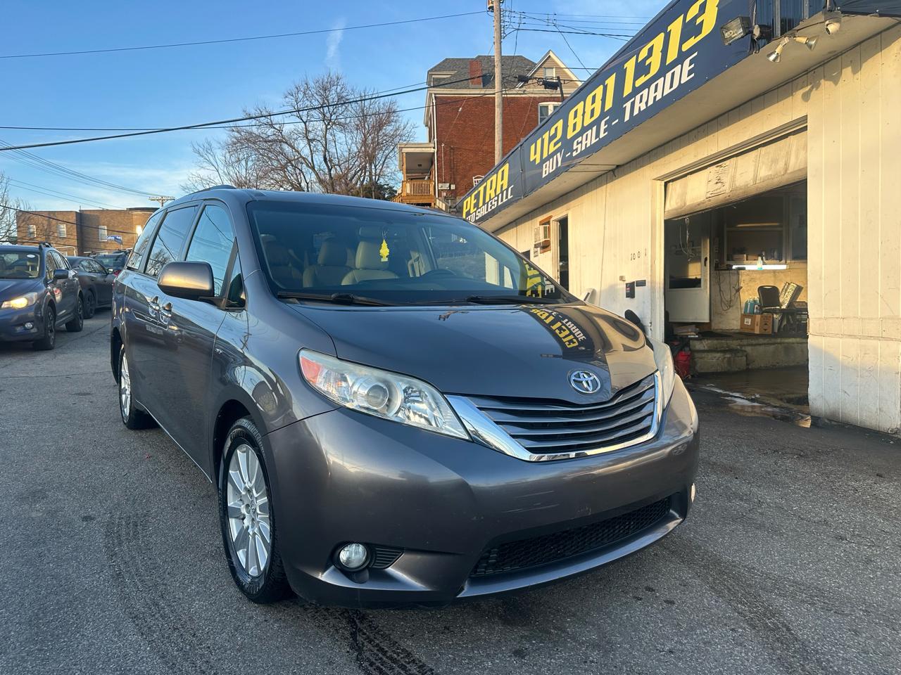 Toyota Sienna XLE 7-Passenger AWD 2017