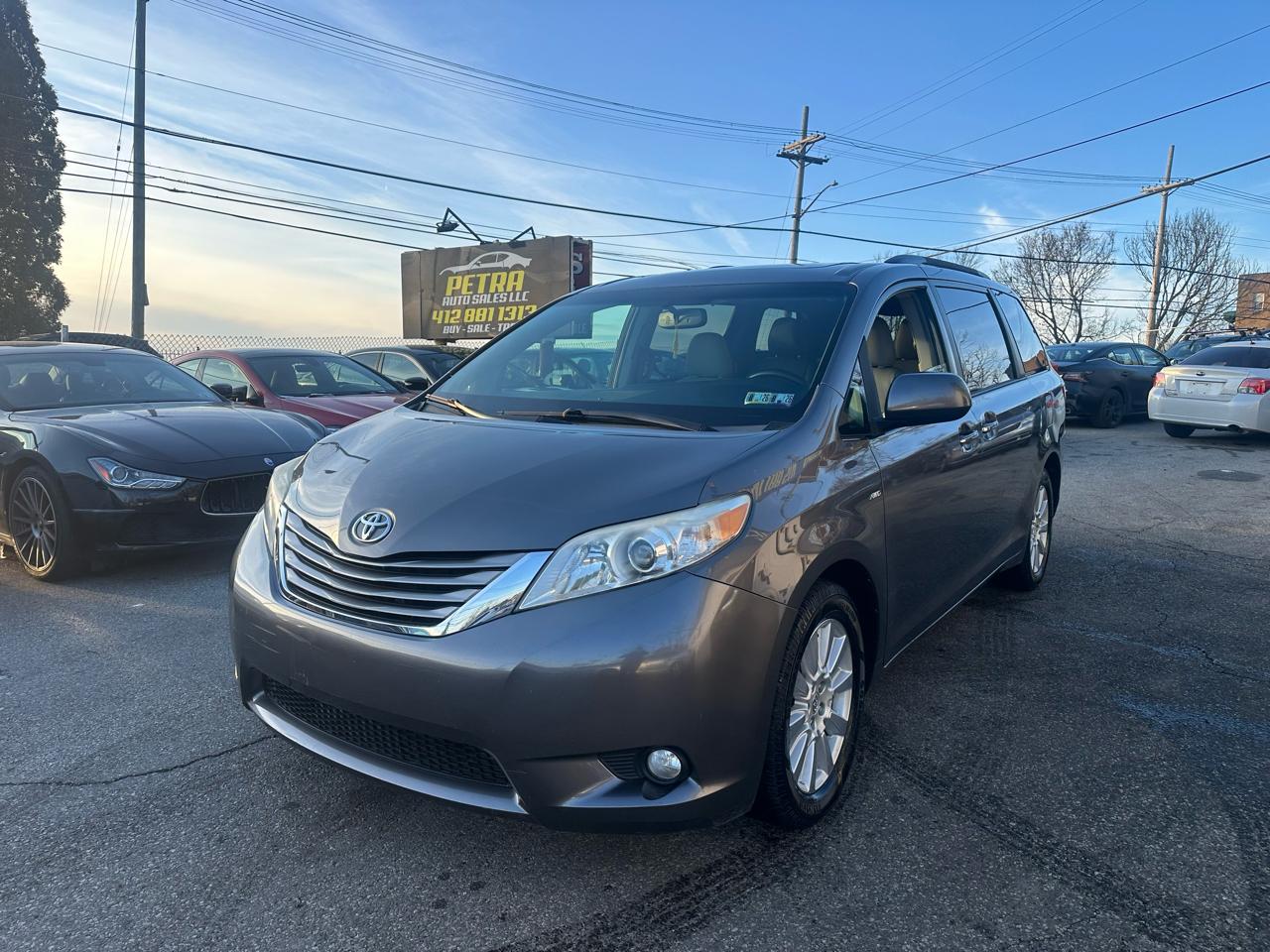 Toyota Sienna XLE 7-Passenger AWD 2017