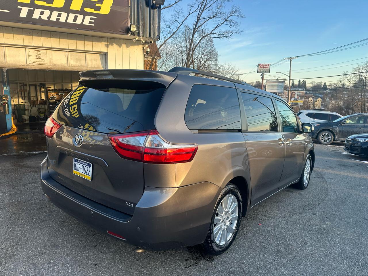 Toyota Sienna XLE 7-Passenger AWD 2017