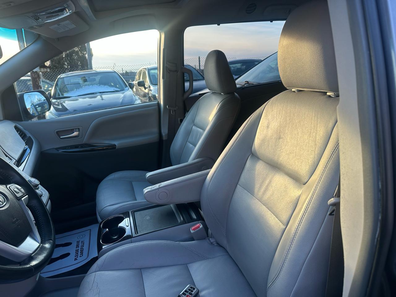 Toyota Sienna XLE 7-Passenger AWD 2017