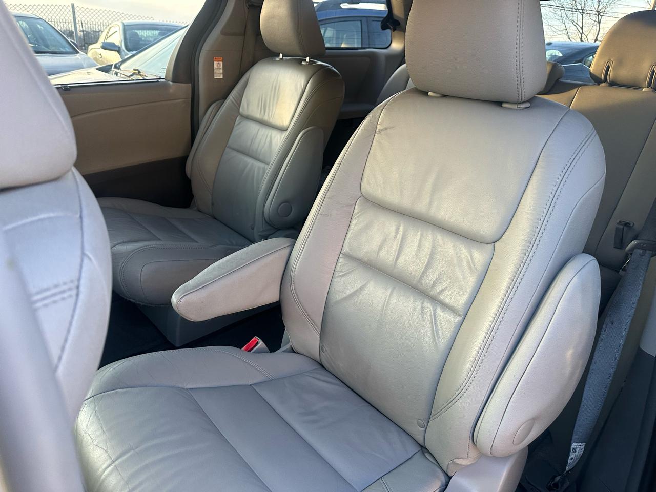 Toyota Sienna XLE 7-Passenger AWD 2017