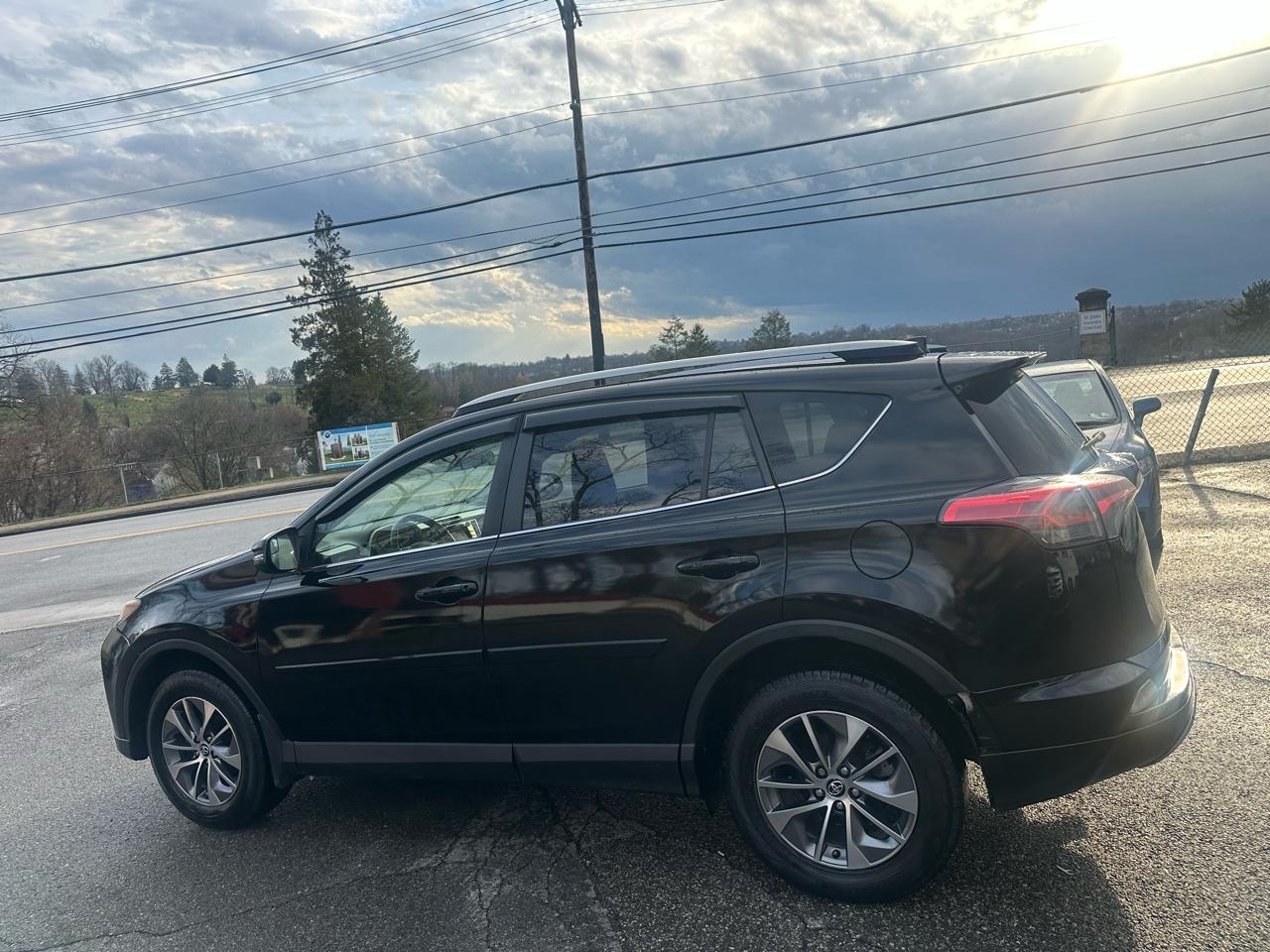 Toyota RAV4 Hybrid XLE 2017