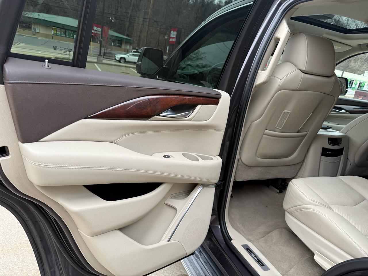 Cadillac Escalade Luxury 4WD 2016