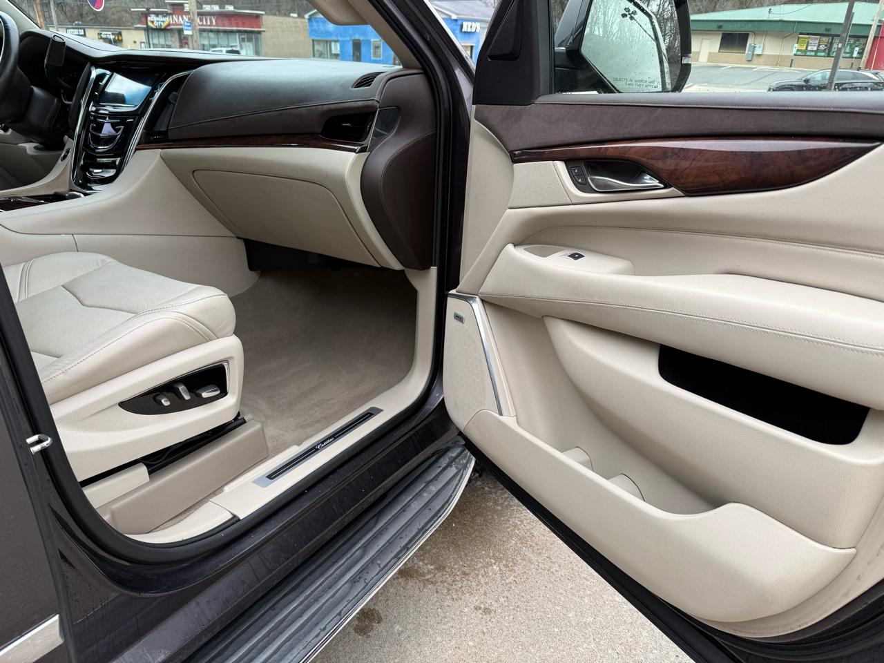 Cadillac Escalade Luxury 4WD 2016