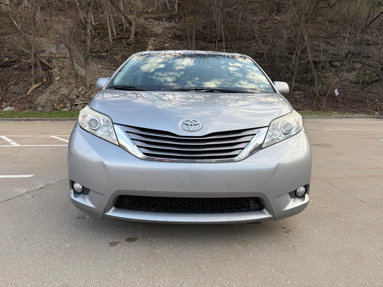 Toyota Sienna XLE FWD 8-Passenger V6 2015