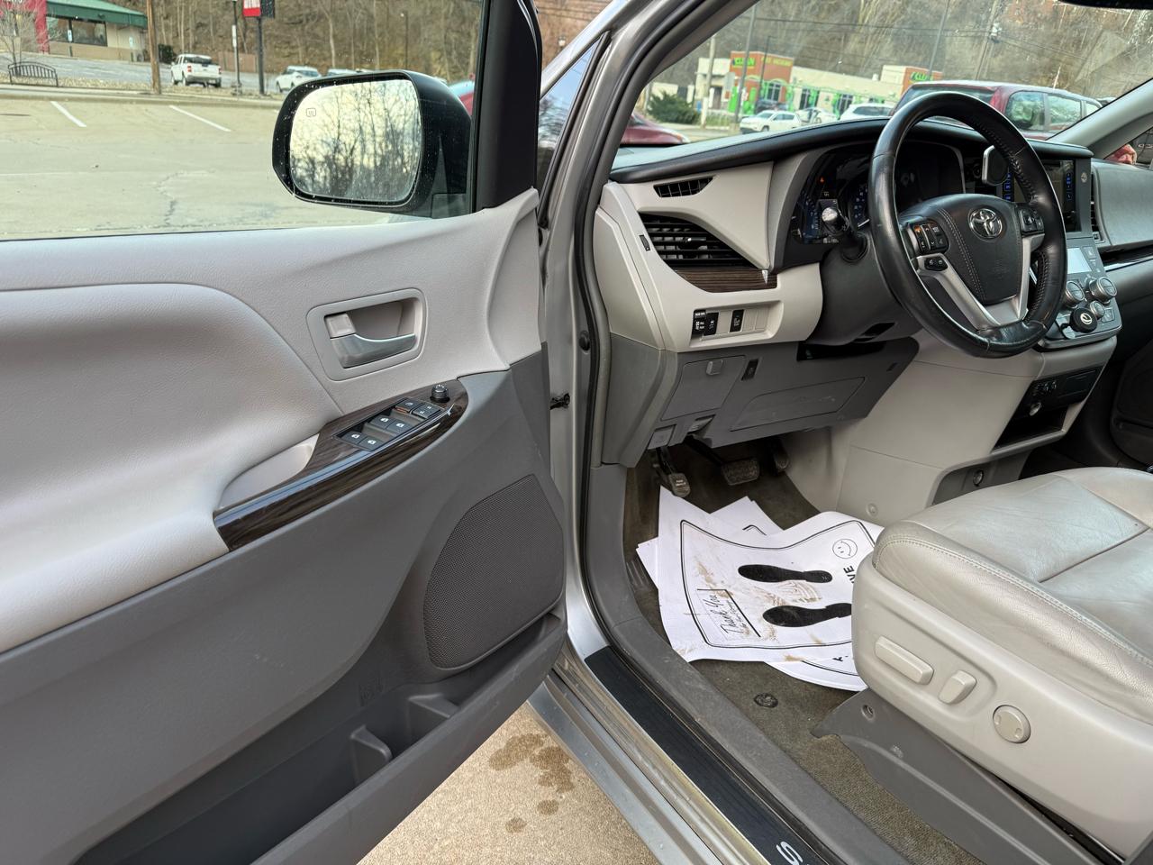 Toyota Sienna XLE FWD 8-Passenger V6 2015