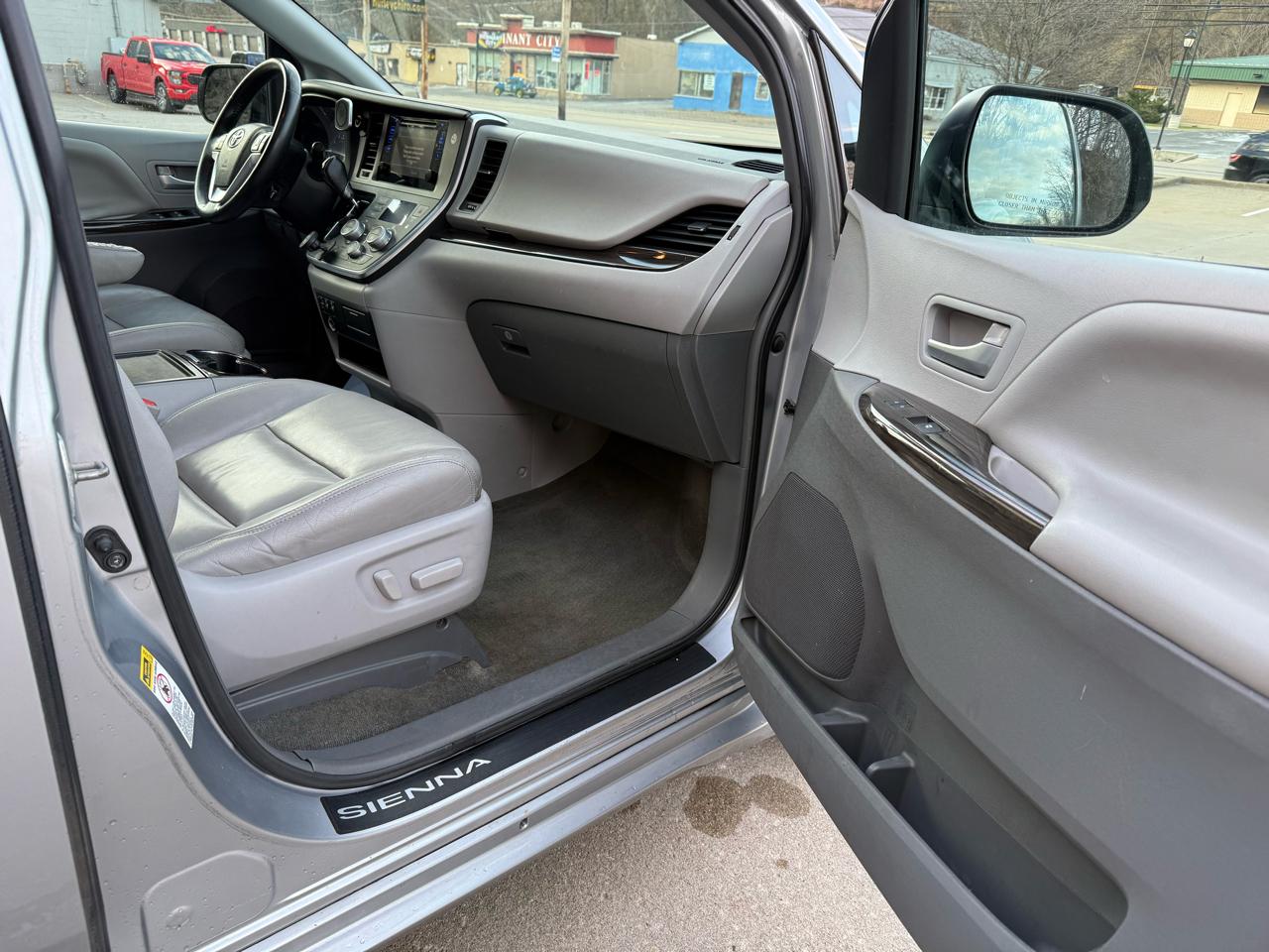 Toyota Sienna XLE FWD 8-Passenger V6 2015