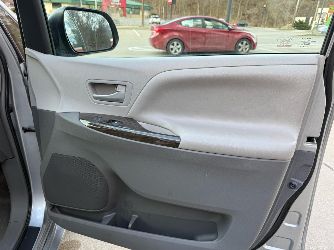 Toyota Sienna XLE FWD 8-Passenger V6 2015