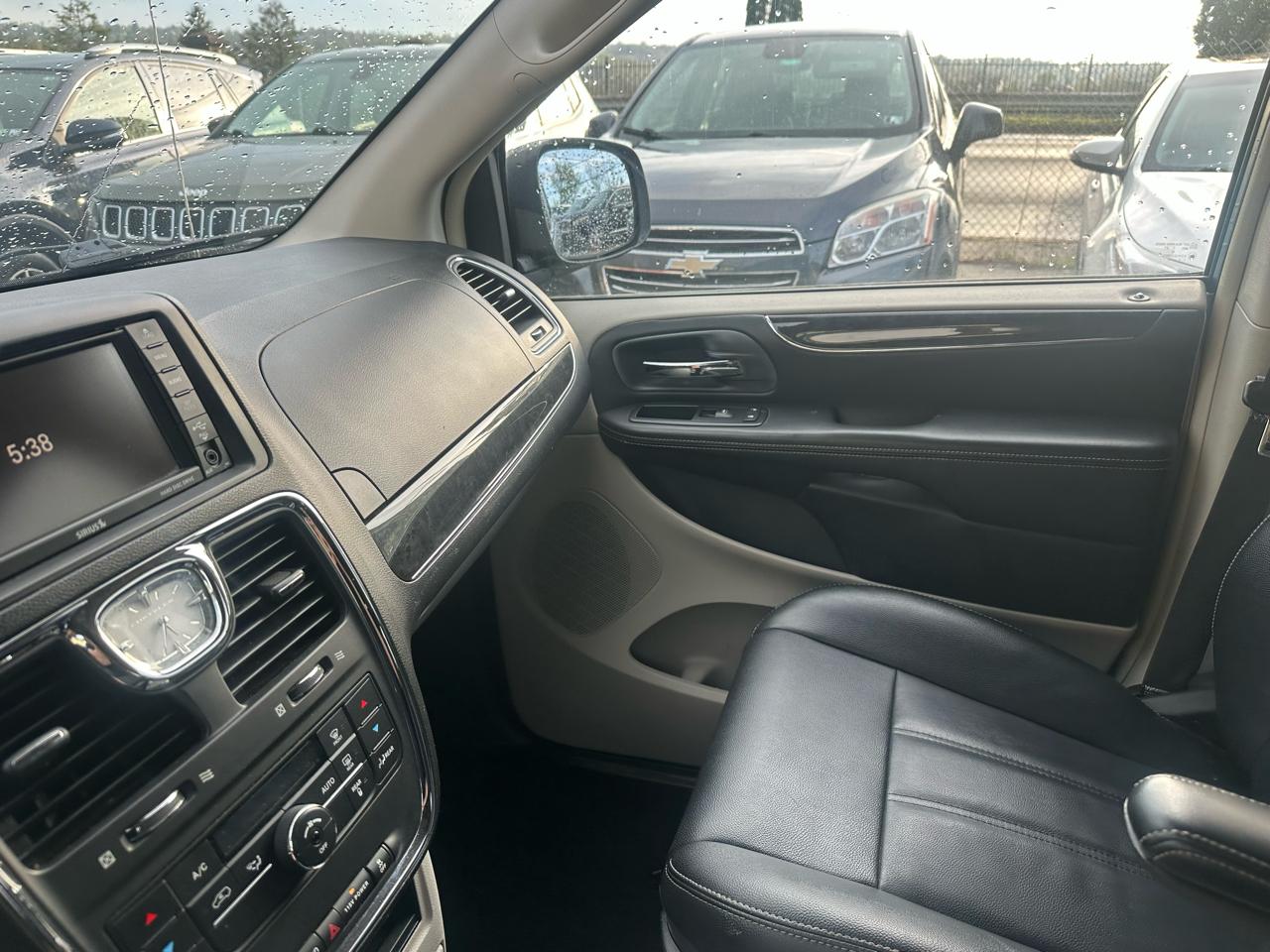 Chrysler Town & Country Touring 2016