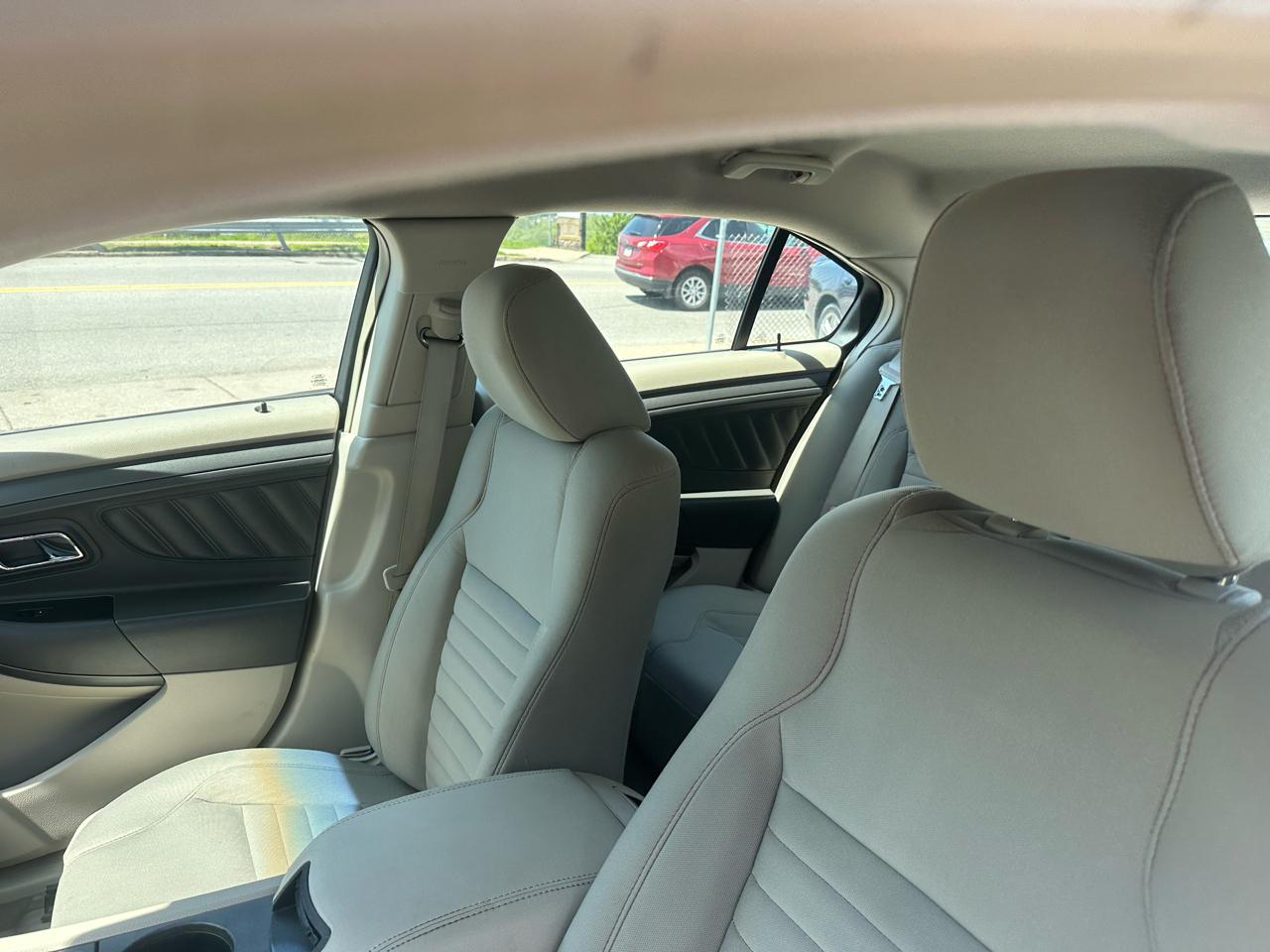 Ford Taurus SE FWD 2010