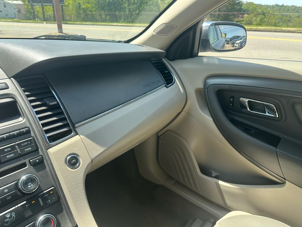 Ford Taurus SE FWD 2010