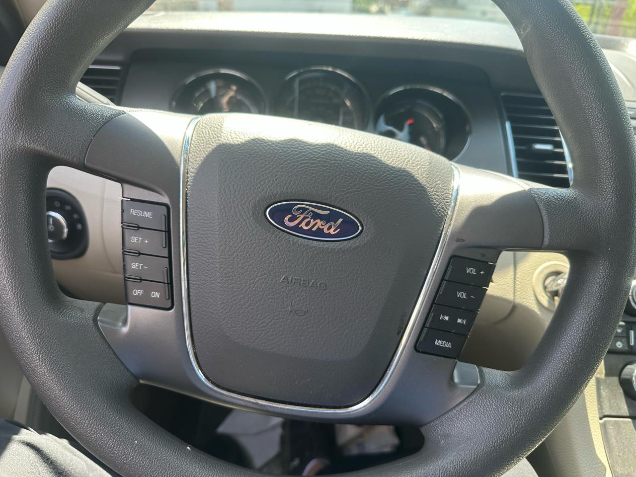 Ford Taurus SE FWD 2010