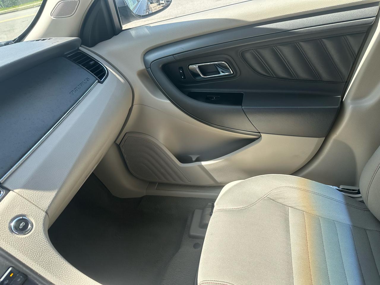 Ford Taurus SE FWD 2010