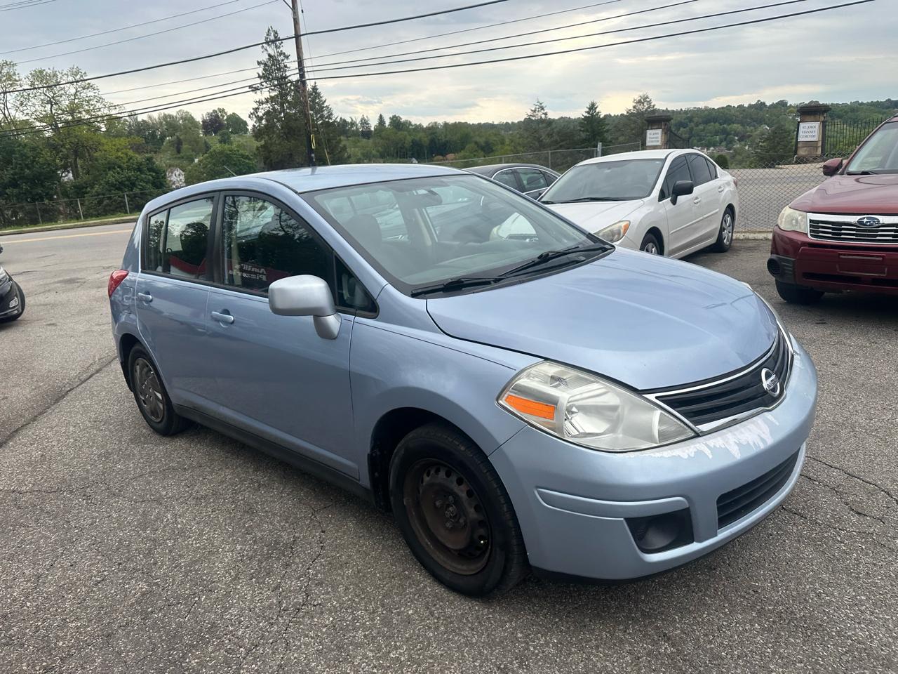 Nissan Versa 1.8 SL Hatchback 2011
