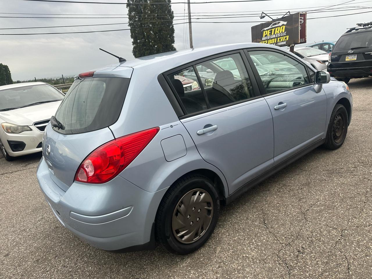 Nissan Versa 1.8 SL Hatchback 2011