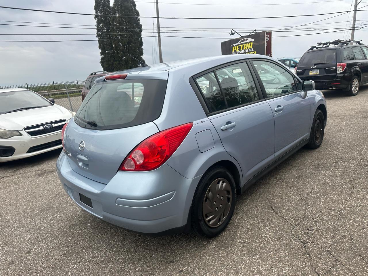 Nissan Versa 1.8 SL Hatchback 2011