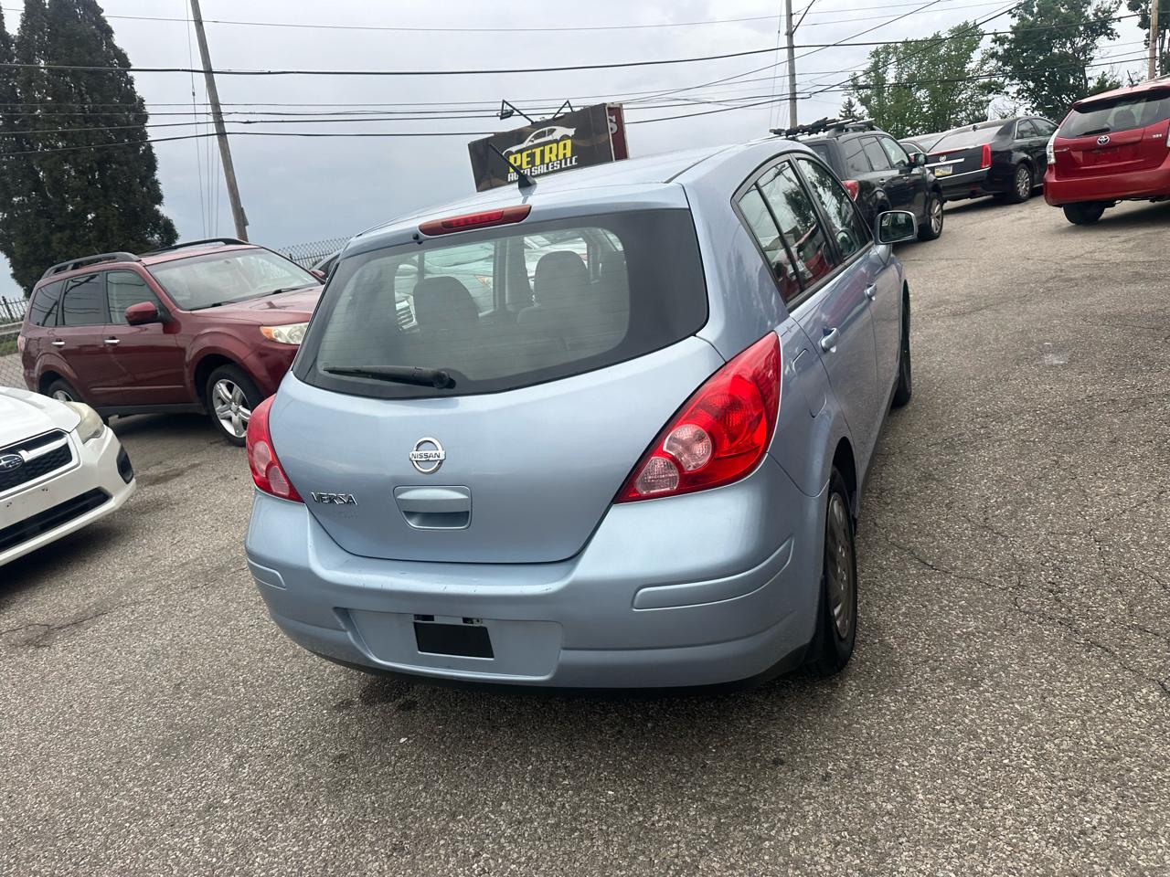 Nissan Versa 1.8 SL Hatchback 2011