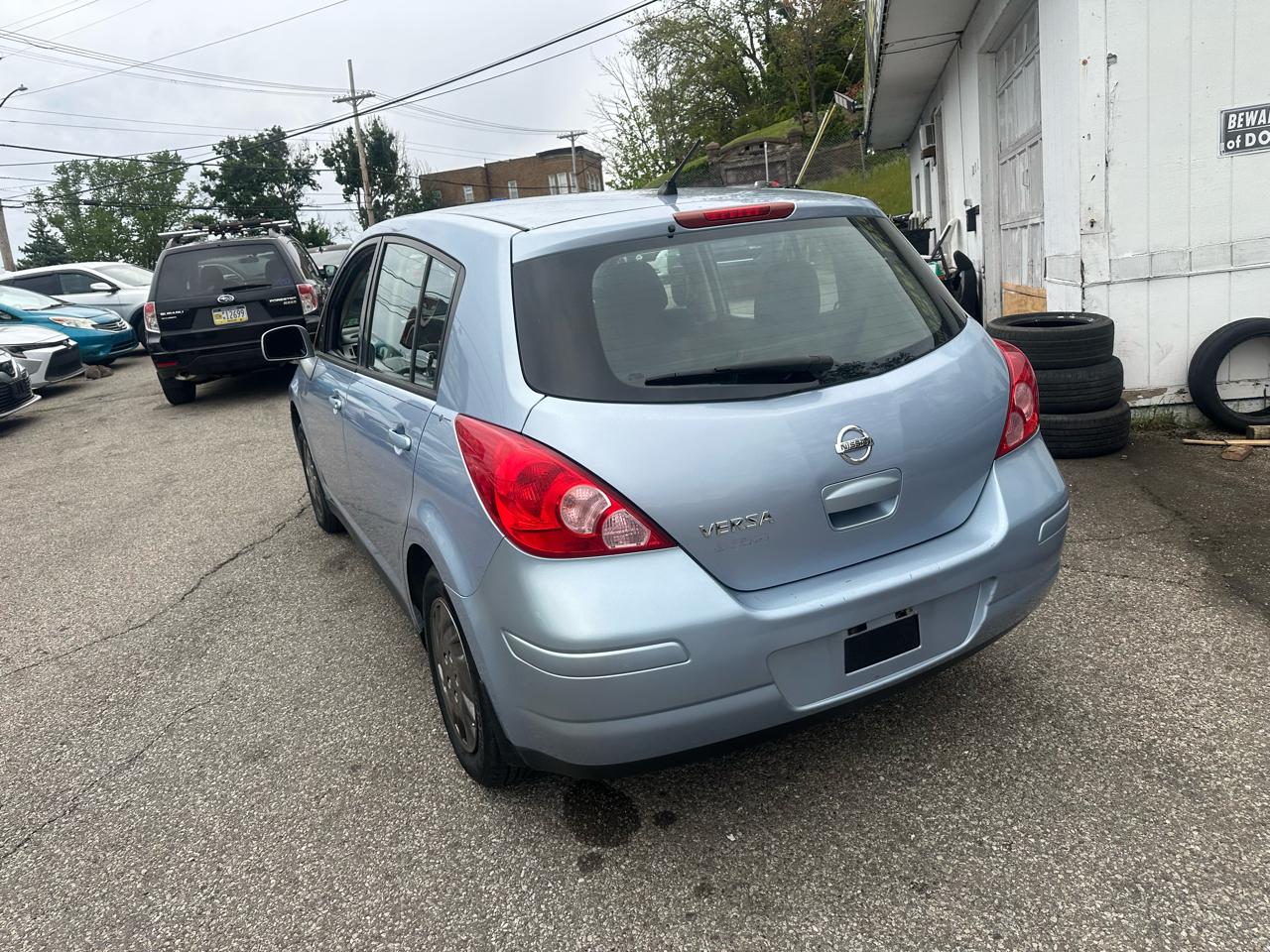 Nissan Versa 1.8 SL Hatchback 2011