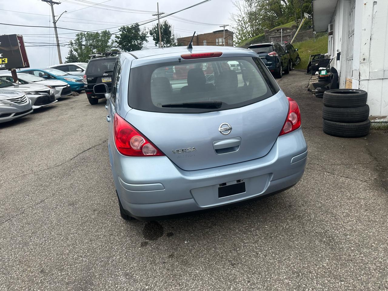 Nissan Versa 1.8 SL Hatchback 2011