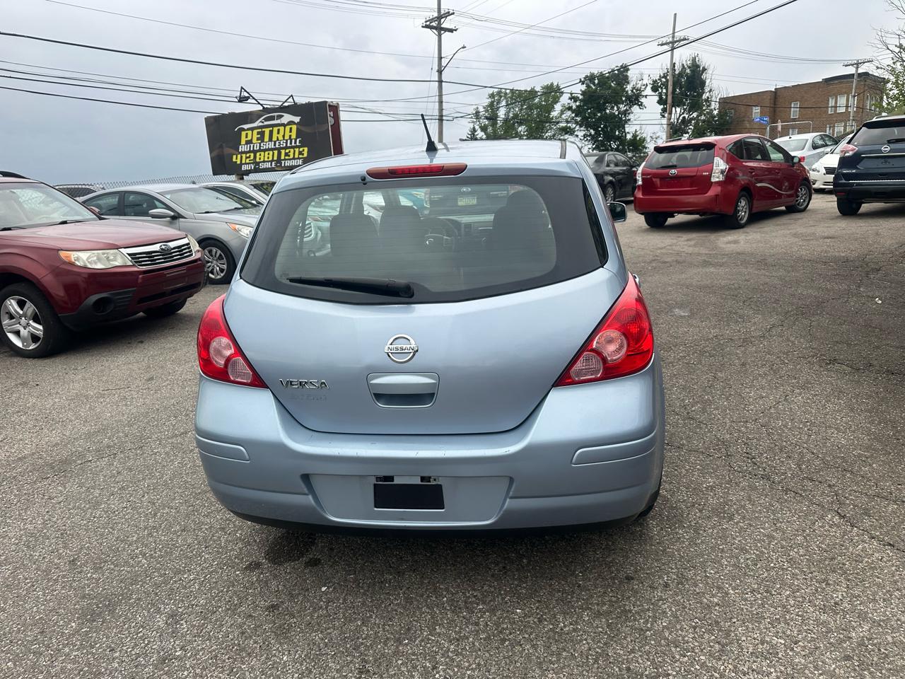 Nissan Versa 1.8 SL Hatchback 2011