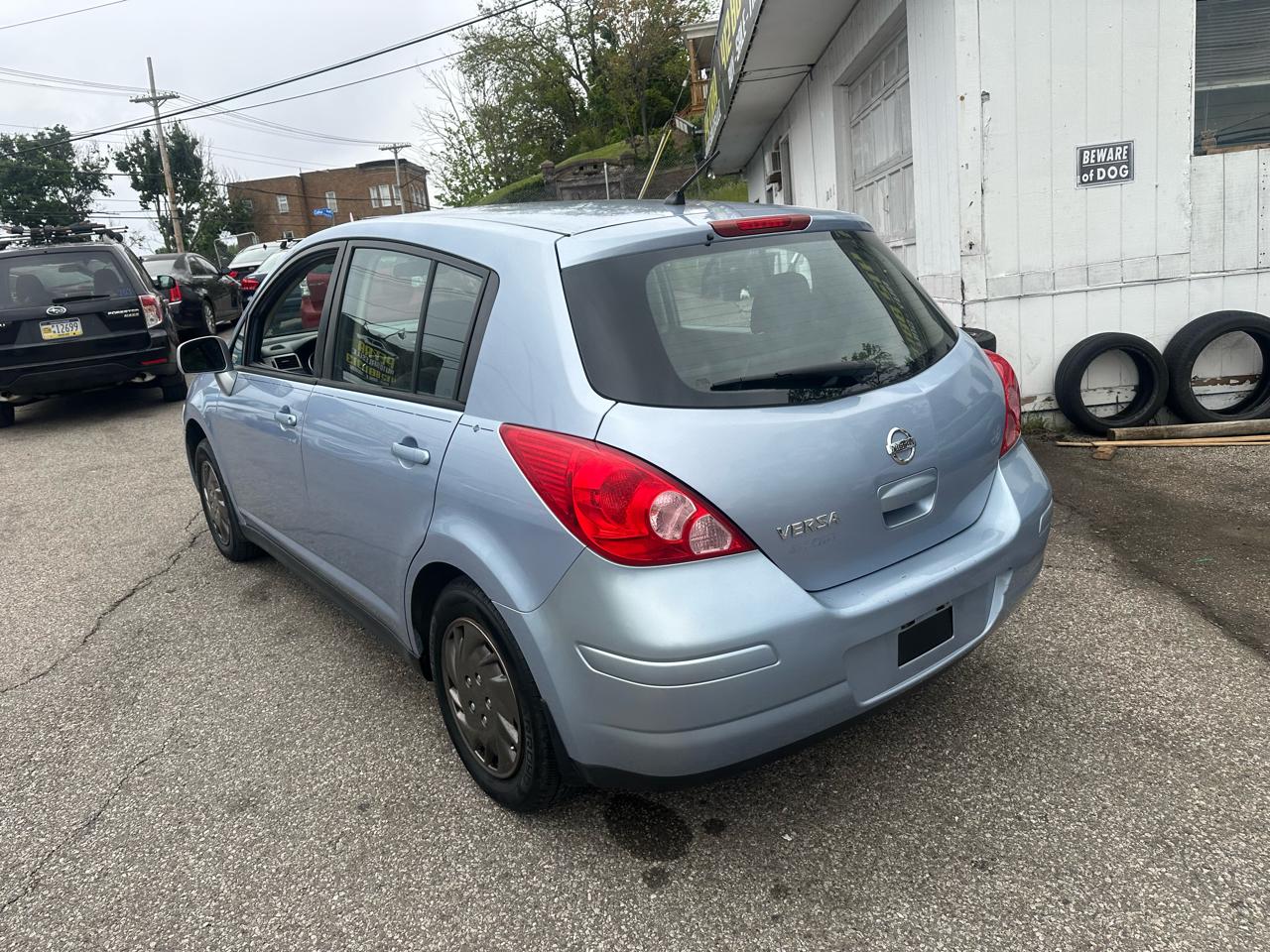 Nissan Versa 1.8 SL Hatchback 2011