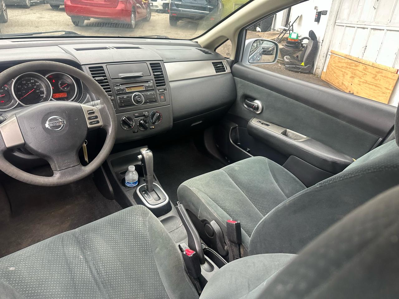 Nissan Versa 1.8 SL Hatchback 2011