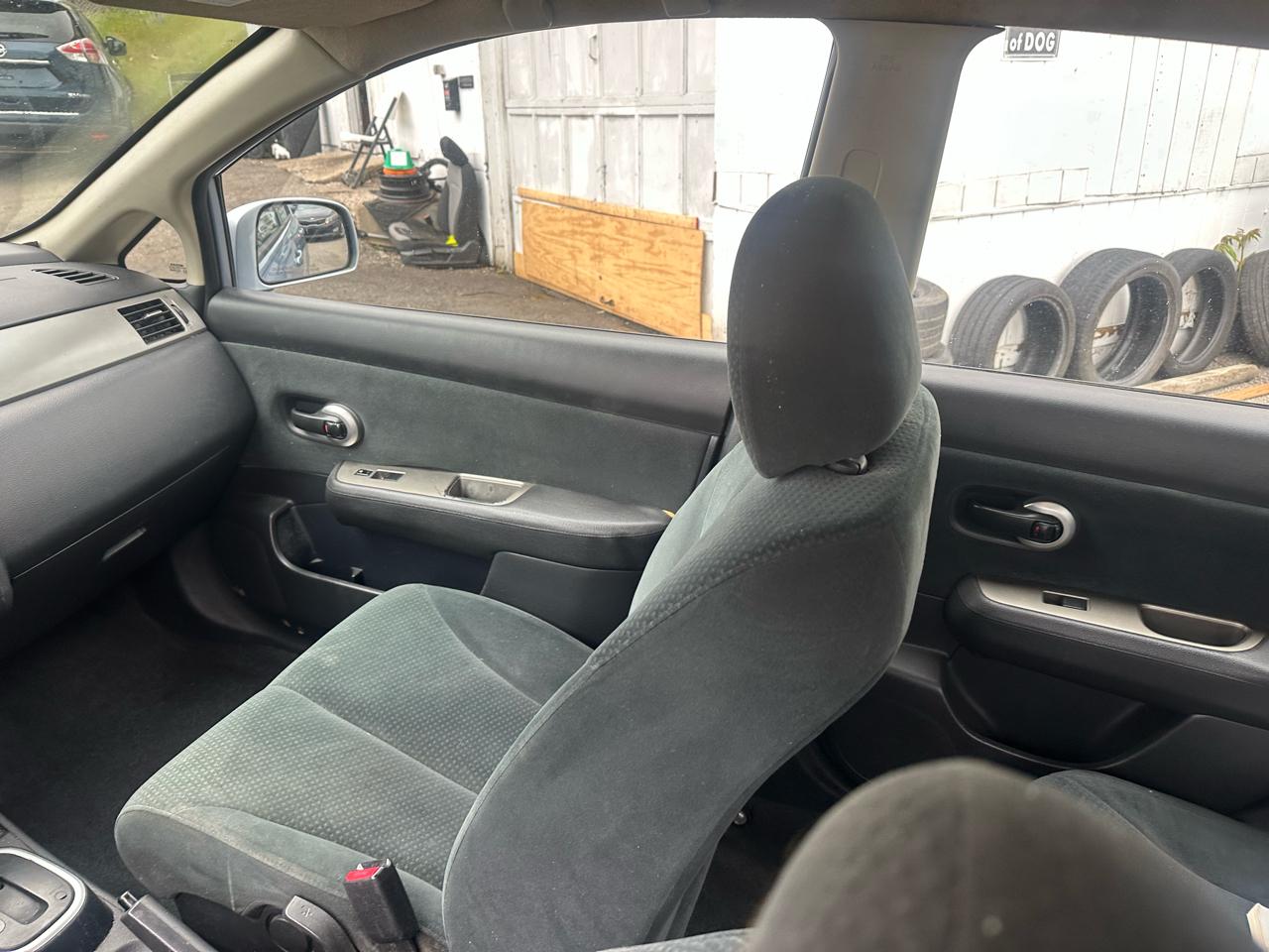 Nissan Versa 1.8 SL Hatchback 2011