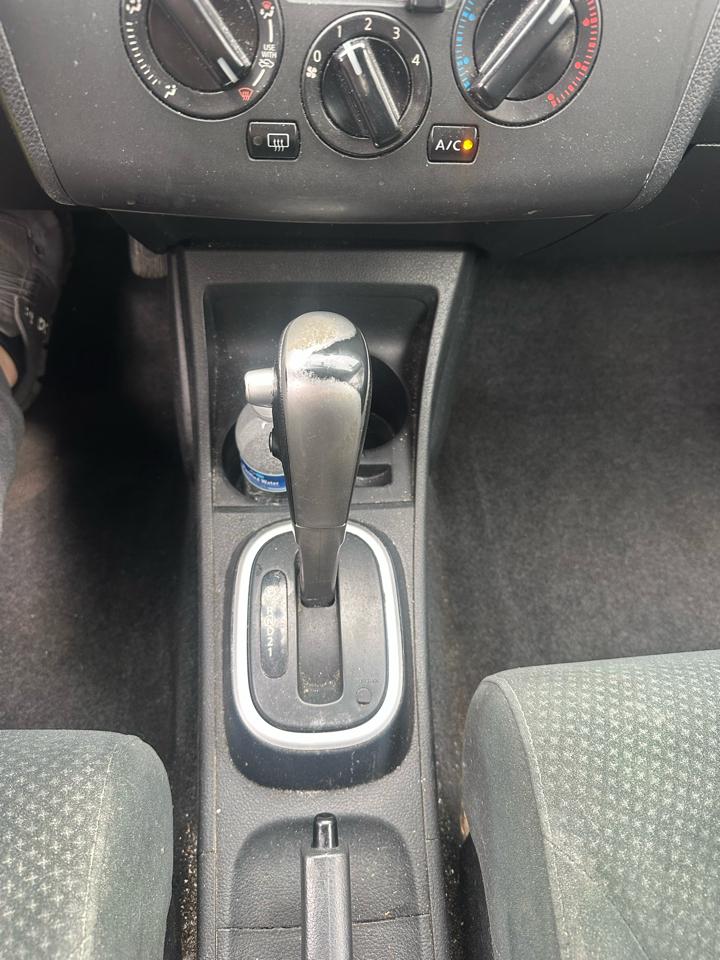 Nissan Versa 1.8 SL Hatchback 2011