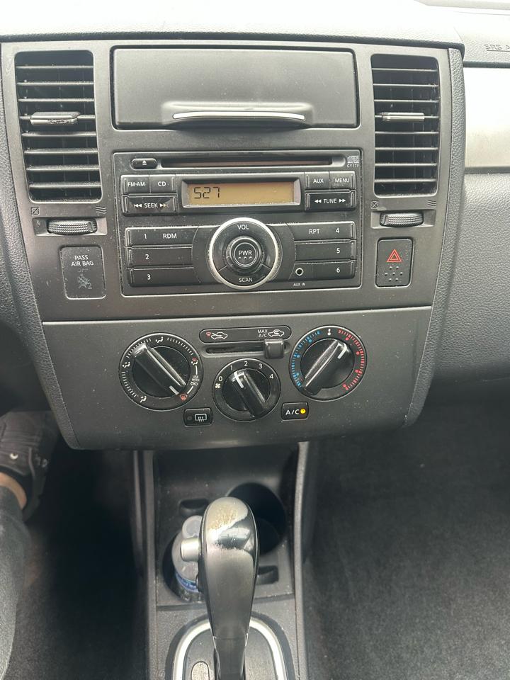 Nissan Versa 1.8 SL Hatchback 2011