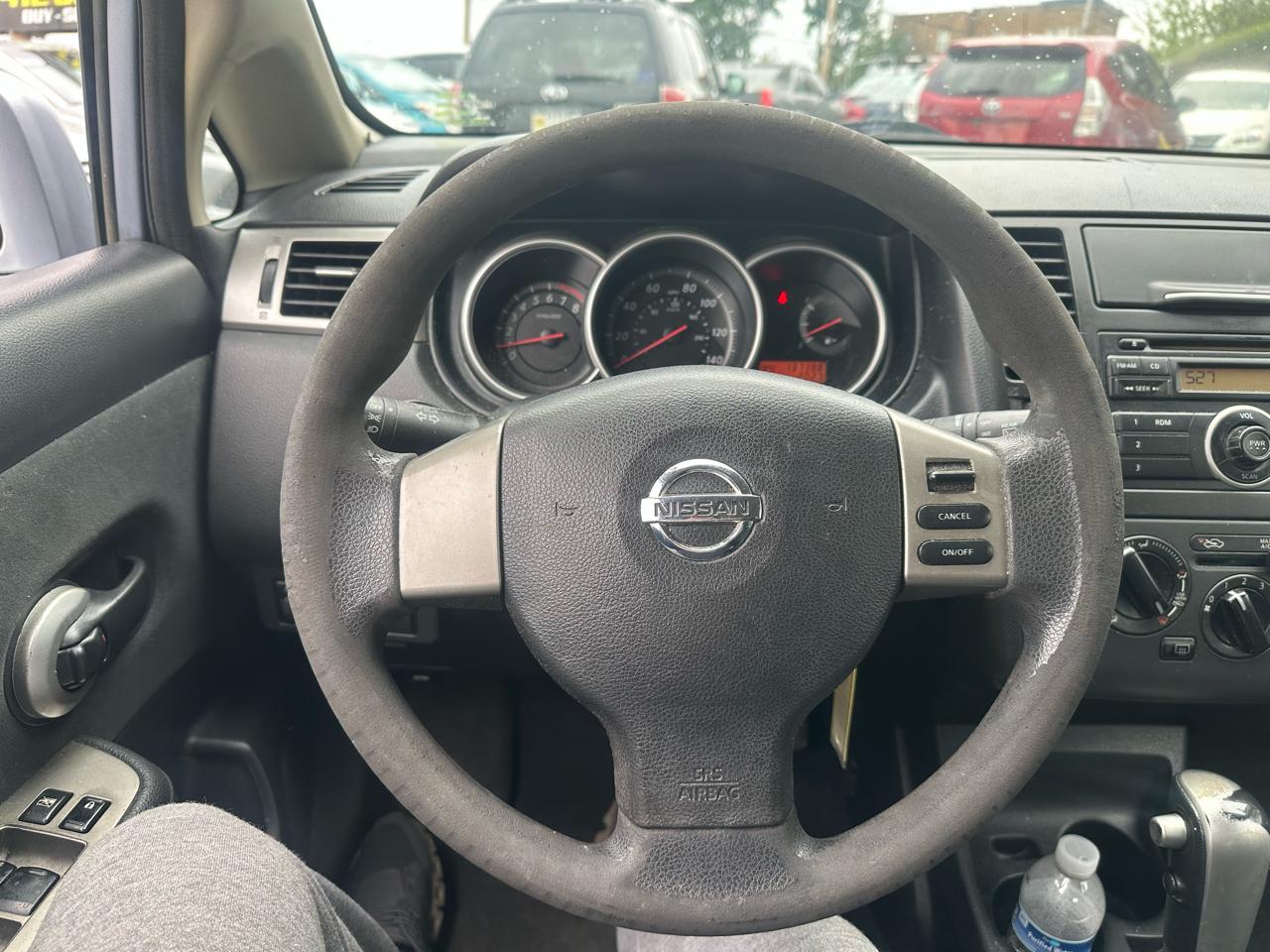 Nissan Versa 1.8 SL Hatchback 2011